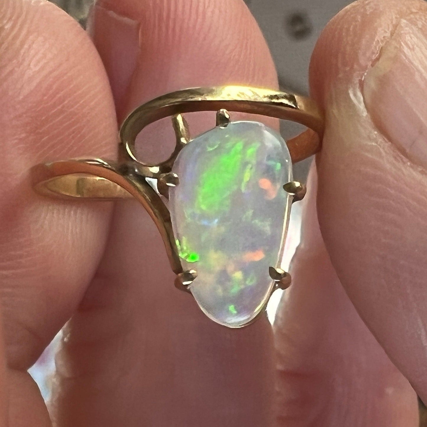 Wonderful design on this 14ct gold ring with a beautiful cut crystal opal showing great colours.