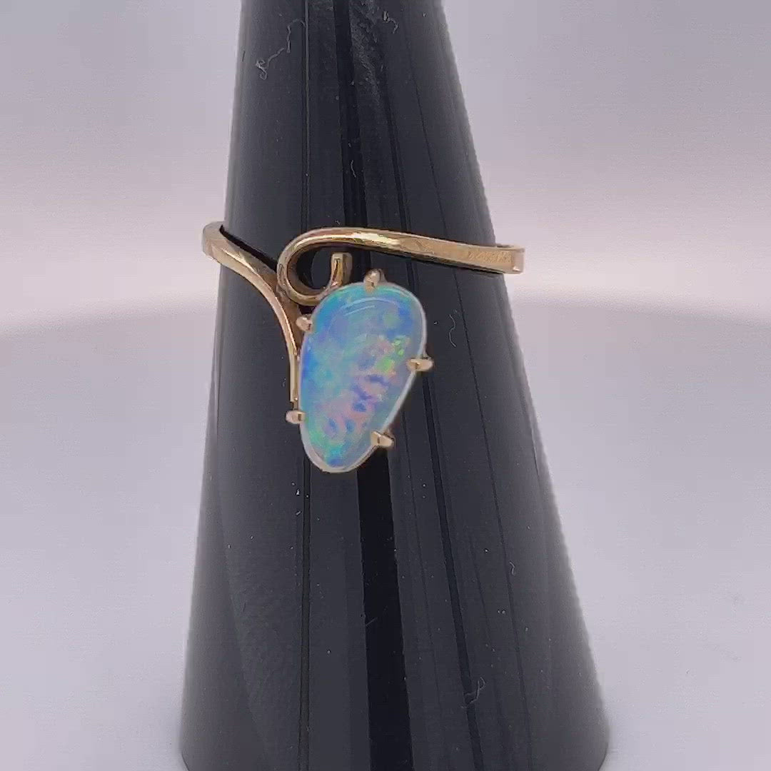 Wonderful design on this 14ct gold ring with a beautiful cut crystal opal showing great colours.