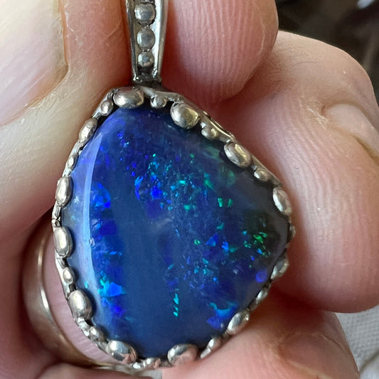 Nice piece of Lightning Ridge blue/green opal set in 925 silver. A gorgeous little pendant priced ready to go.