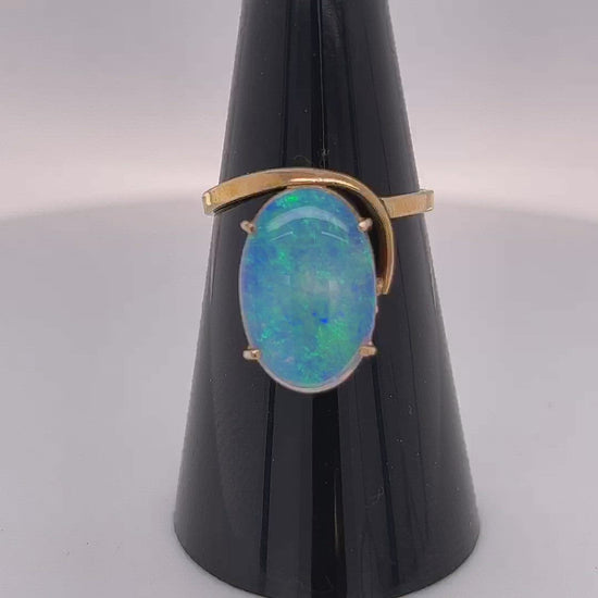 Perfect design in this 14ct gold ring with a magnificent cut Coober Pedy crystal opal.